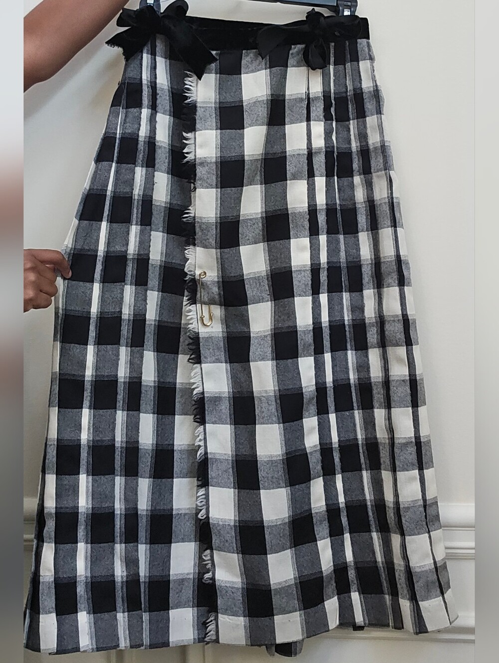 Vintage Cullinane Plaid Pleated Skirt Black/Off White w/ Velvet Trim & Gold Pin